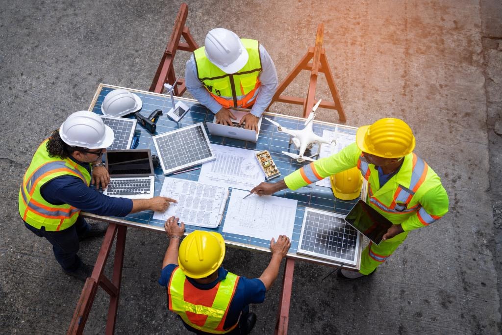 CoFi safety team leading an on-site project briefing